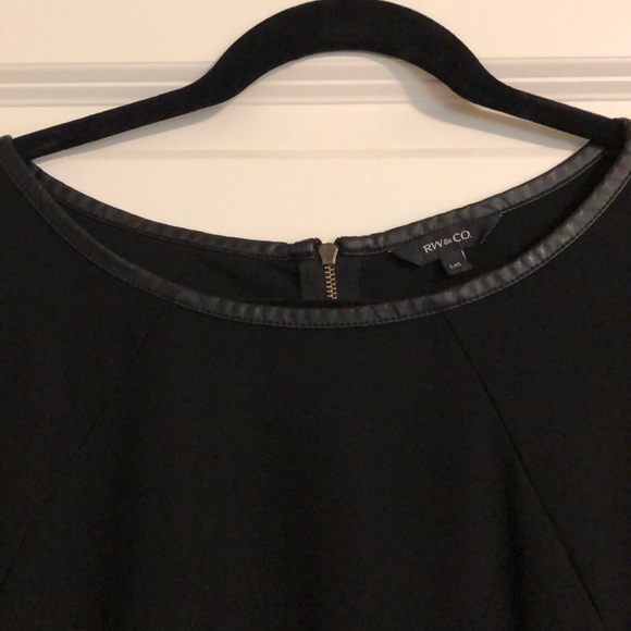 ⭐️5 for $25⭐️ 

Black leather accent top - Picture 4 of 4